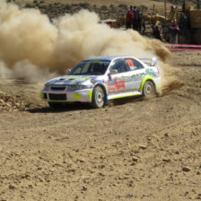 El valluno Wilson Tapia maniobra con gran habilidad su blido en el sector de tierra del Circuito Oscar Crespo Sucre 2014, en la jornada sabatina.