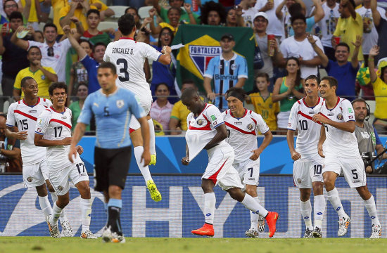 Los costarricenses celebran el gol de Joel Campbell (c), el del transitorio empate ayer, frente a Uruguay, que al final termin en victoria para los ticos: