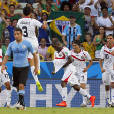 Los costarricenses celebran el gol de Joel Campbell (c), el del transitorio empate ayer, frente a Uruguay, que al final termin en victoria para los ticos: