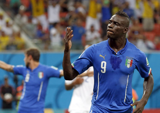 Mario Balotelli le dio el gol del triunfo a Italia sobre Inglaterra.