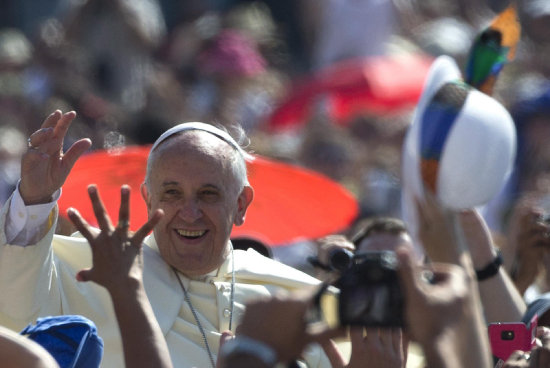 VATICANO. El papa Francisco saludo a los fieles en la plaza San Pedro.