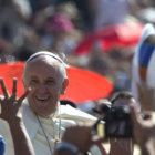 VATICANO. El papa Francisco saludo a los fieles en la plaza San Pedro.