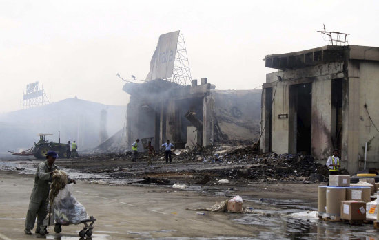 ATENTADO. Los restos carbonizados del aeropuerto de Karachi tras un ataque de insurgentes.