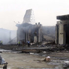 ATENTADO. Los restos carbonizados del aeropuerto de Karachi tras un ataque de insurgentes.