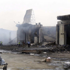 ATENTADO. Los restos carbonizados del aeropuerto de Karachi tras un ataque de insurgentes.