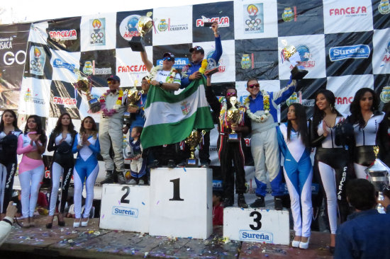 El campen cruceo Eduardo Happy Peredo celebra en el podio luego de ganar en la mxima categora; ayer, el cruceo realiz tres trompos que emocionaron a los espectadores de la Plaza 25 de Mayo.