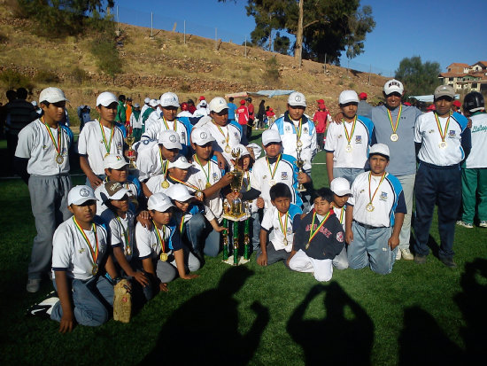 La seleccin orurea posa con su trofeo y medallas luego de coronarse campeona del Nacional de Bisbol, realizado en Sucre.