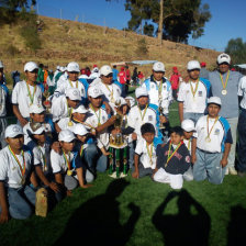 La seleccin orurea posa con su trofeo y medallas luego de coronarse campeona del Nacional de Bisbol, realizado en Sucre.