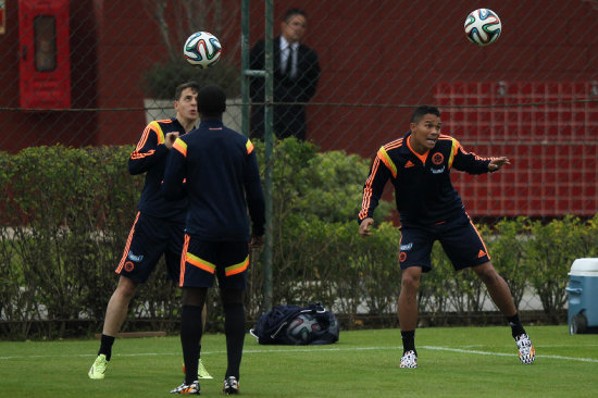 El colombiano Carlos Bacca (d).