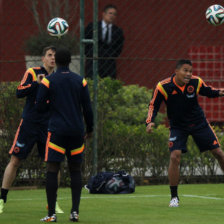 El colombiano Carlos Bacca (d).