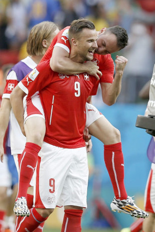 Haris Seferovic (frente) celebra con sus compaeros el gol que le dio el triunfo a Suiza sobre Ecuador.