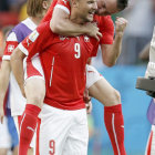 Haris Seferovic (frente) celebra con sus compaeros el gol que le dio el triunfo a Suiza sobre Ecuador.