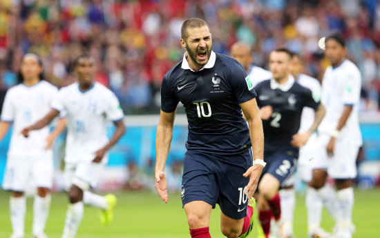 Karim Benzema (c) anot dos goles para la victoria de Francia.