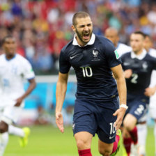 Karim Benzema (c) anot dos goles para la victoria de Francia.