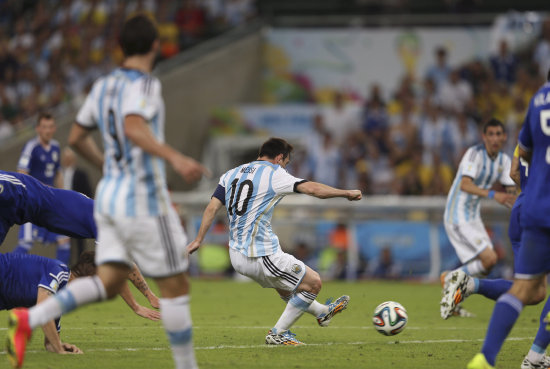 Lionel Messi anota el segundo gol de Argentina en la victoria sobre Bosnia-Herzegovina; abajo, el festejo de uno de los mejores jugadores del mundo.