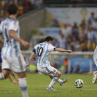 Lionel Messi anota el segundo gol de Argentina en la victoria sobre Bosnia-Herzegovina; abajo, el festejo de uno de los mejores jugadores del mundo.