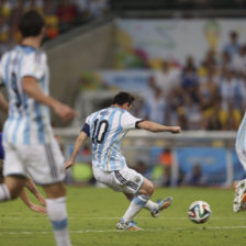 Lionel Messi anota el segundo gol de Argentina en la victoria sobre Bosnia-Herzegovina; abajo, el festejo de uno de los mejores jugadores del mundo.