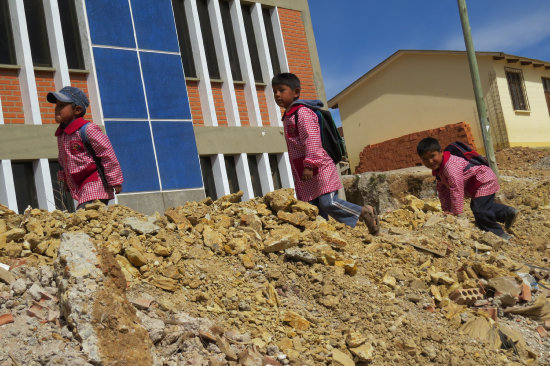 TIERRA. La falta de asfalto afecta a los estudiantes que, da a da, acuden a pasar clases en la escuela Alberto Bohrquez.