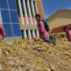 TIERRA. La falta de asfalto afecta a los estudiantes que, da a da, acuden a pasar clases en la escuela Alberto Bohrquez.