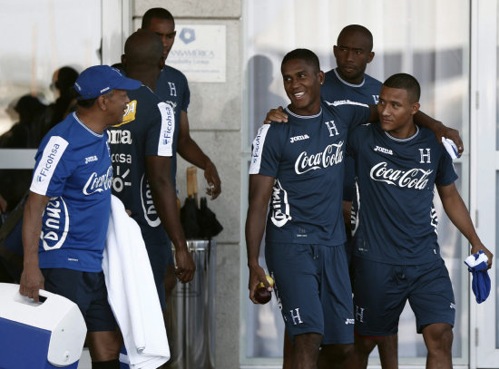 Jugadores de Honduras salen del hotel hacia su entrenamiento.