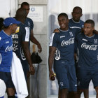 Jugadores de Honduras salen del hotel hacia su entrenamiento.