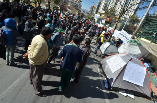 PROTESTA. Los pobladores de Palos Blancos permanecen en vigilia frente a las oficinas del TSE en La Paz.