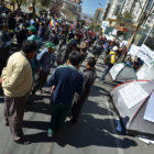 PROTESTA. Los pobladores de Palos Blancos permanecen en vigilia frente a las oficinas del TSE en La Paz.