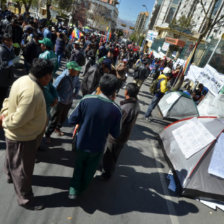 PROTESTA. Los pobladores de Palos Blancos permanecen en vigilia frente a las oficinas del TSE en La Paz.