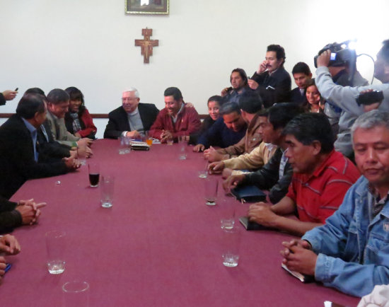 Acuerdo. La Defensora del Pueblo y la Iglesia Catlica juntaron a las partes en conflicto y allanaron el camino para una solucin. Por la noche, la normalidad retorn a la Terminal de Buses.