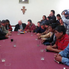 Acuerdo. La Defensora del Pueblo y la Iglesia Catlica juntaron a las partes en conflicto y allanaron el camino para una solucin. Por la noche, la normalidad retorn a la Terminal de Buses.