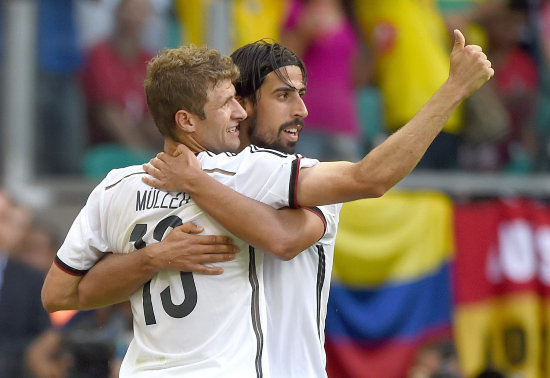 Los jugadores de Alemania se felicitan luego de marcar uno de los cuatro tantos de su equipo ante la tristeza e impotencia de los futbolistas de Portugal.