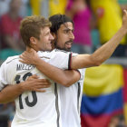 Los jugadores de Alemania se felicitan luego de marcar uno de los cuatro tantos de su equipo ante la tristeza e impotencia de los futbolistas de Portugal.