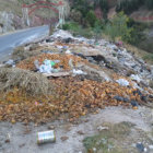 BOCHORNOSO. A diario, algunos dueos de granjas, talleres y comercios depositan la basura en la zona de Cal Orck'o, ingreso a la ciudad.