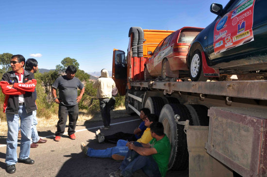 Los pilotos nacionales estuvieron varados por el bloqueo.