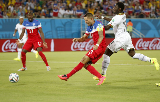 Clint Dempsey (c) anot el primer gol de Estados Unidos sobre Ghana.