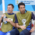 El arquero Gianluigi Buffon (d) podr jugar el viernes frente a Costa Rica.