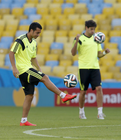 Los jugadores Pedro (i) y Javi Martnez sern titulares en la escuadra europea; abajo, Arturo Vidal y Alexis Snchez son los referentes de gol chileno.