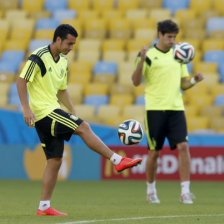 Los jugadores Pedro (i) y Javi Martnez sern titulares en la escuadra europea; abajo, Arturo Vidal y Alexis Snchez son los referentes de gol chileno.