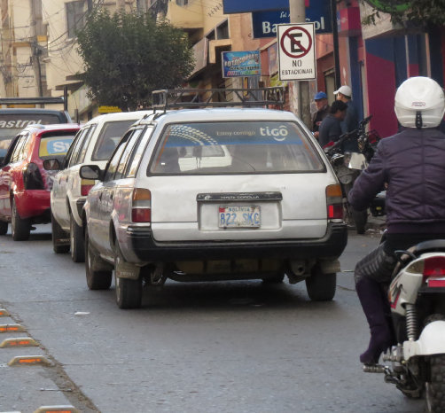 IRREGULARIDAD. Muchos automviles son habilitados como taxis sin autorizacin.