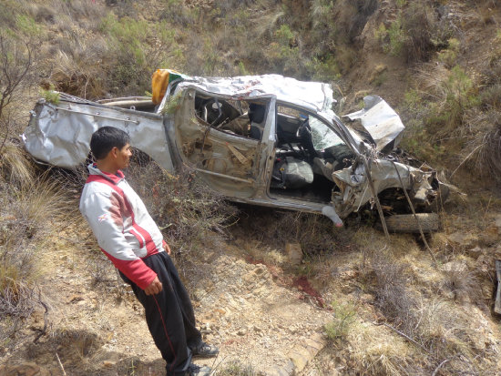 ACCIDENTE. La camioneta del Seminario San Cristbal se embarranc en Lonck'on.