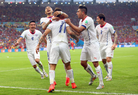 Los jugadores de Espaa se miran incrdulos tras lo ocurrido en el partido frente a los chilenos, que por su parte celebraron eufricos el triunfo histrico.