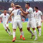 Los jugadores de Espaa se miran incrdulos tras lo ocurrido en el partido frente a los chilenos, que por su parte celebraron eufricos el triunfo histrico.