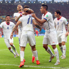 Los jugadores de Espaa se miran incrdulos tras lo ocurrido en el partido frente a los chilenos, que por su parte celebraron eufricos el triunfo histrico.