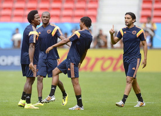 Las selecciones de Colombia (arriba) y Costa de Marfil llegan invictas a la segunda fecha de su grupo.