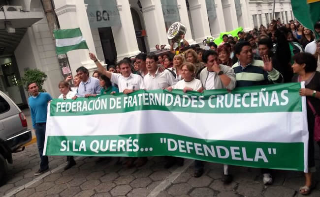 SATISFACCIN. Tras levantar su huelga de hambre, los cvicos marcharon hacia las oficinas del Tribunal Departamental Electoral.