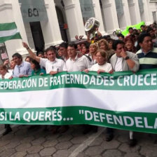 SATISFACCIN. Tras levantar su huelga de hambre, los cvicos marcharon hacia las oficinas del Tribunal Departamental Electoral.