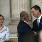 CEREMONIA. El Rey Juan Carlos abraza al Prncipe de Asturias, Felipe de Borbn, junto a la Reina Sofa, tras firmar la ley de abdicacin.