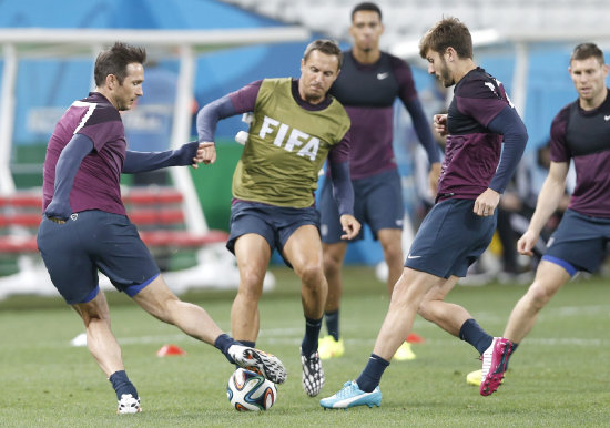 Jugadores de la seleccin inglesa participan de una de las prcticas antes de su partido con los uruguayos.