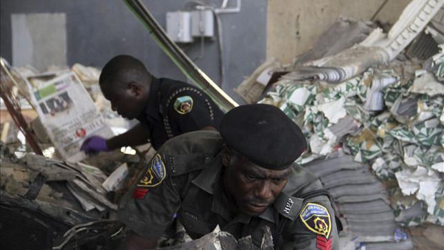 Policas nigerianos investigan en el lugar del atentado terrorista.