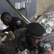 Policas nigerianos investigan en el lugar del atentado terrorista.